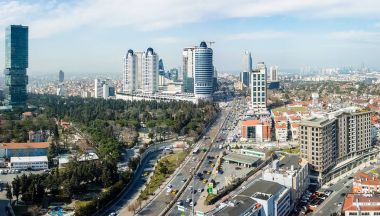 Istanbul Büyükdere Caddesi ve önemli alışveriş merkezleri gösteren, havadan görünümü Levent bölgesinde