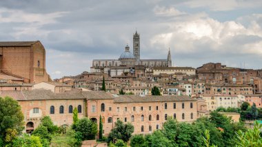 Harika Ortaçağ Siena Tuscany bölgesi bulutlu bir günde katedralde Siena ile