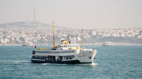 Isztambul komp vitorlázás a Boszporusz, Isztambul, Törökország — Stock Fotó