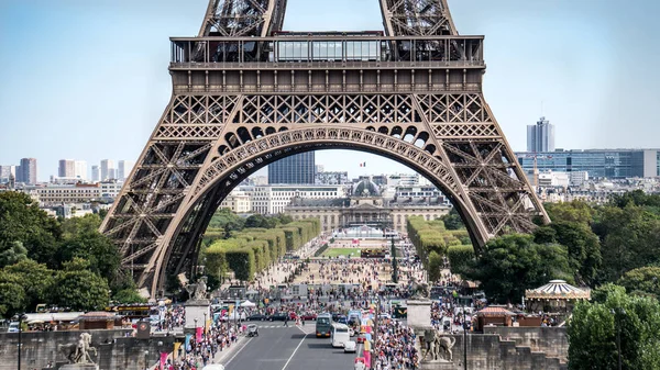 Die Beine des Eiffelturms mit Touristen, die Schlange stehen — Stockfoto