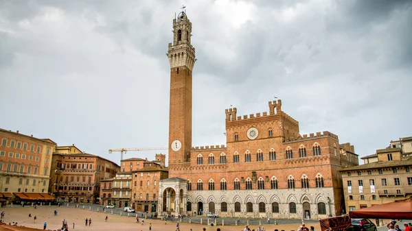 Campo Meydanı ile Mangia Tower landmark Siena, İtalya. — Stok fotoğraf