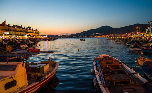 Rybářské lodě za svítání v Foca města Izmir, Turecko — Stock fotografie