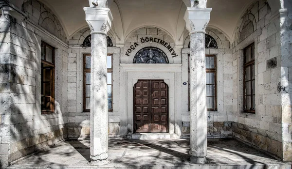 Edifício Ogretmenevi de Foca, uma das mais atraentes províncias turísticas locais e internacionais da cidade de Izmir, Turquia . — Fotografia de Stock