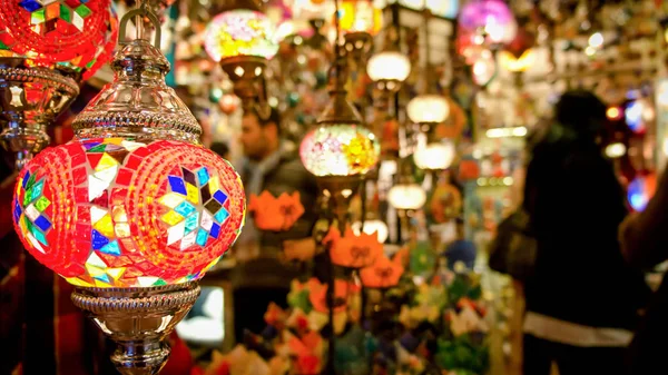 Kleurrijke Turkse lampen en lantaarns in de Grand Bazaar van Istanboel, Turkije — Stockfoto