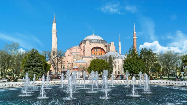Hagia Sophia (Ayasofya) Pemandangan museum dari Taman Sultan Ahmet di Istanbul, Turki Stok Lukisan  