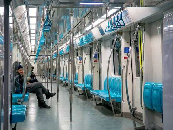 İstanbul Metro tren insanlar. Istanbul Metropolitan 500 milyon yolcu / yıl hizmet vermektedir.