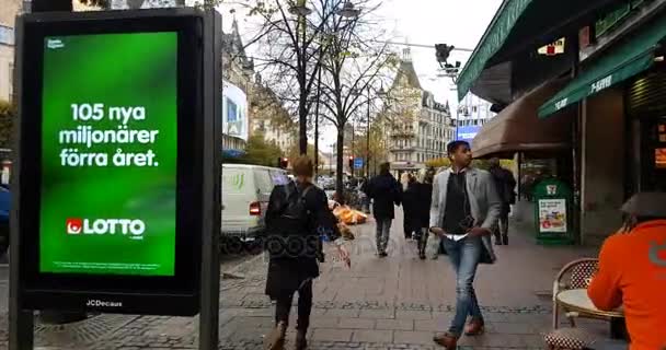 Stockholm şehir merkezi Sveavagen Street günlük yaşamlarında insanlarla — Stok video
