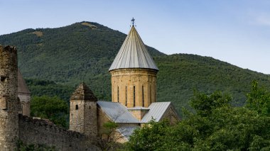 Ananuri görünümünden, bir kilise ve kale Gürcistan'dan karmaşık