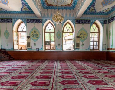 Jumah (Cuma) Camii, mavi gama çiçek süsler ve Kur'an-ı Kerim Arapça yazıtlar ile dekore edilmiş iç