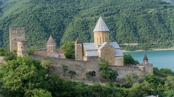 Vista desde Ananuri, un complejo de iglesia y castillo de Georgia —  Fotos de Stock