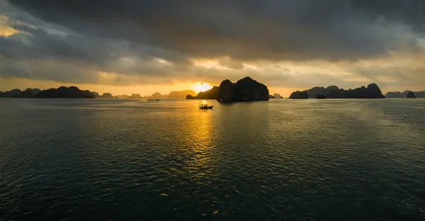 Sunrise at Halong Bay, Vietnam. Unesco World Heritage Site. Most popular place in Vietnam — Stock Photo, Image