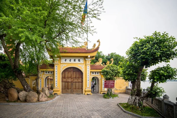 Tran Quoc pagode em Hanói, Vietname. Este pagode está localizado em uma pequena ilha perto da costa sudeste do Lago Oeste. Este é o templo budista mais antigo de Hanói . — Fotografia de Stock