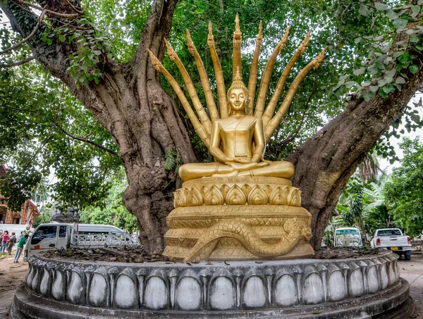 Estátua de Buda dourada em Luang Prabang Laos — Fotografia de Stock