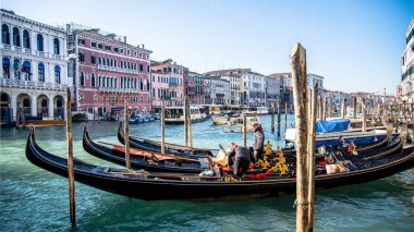 klasik Venedik kanallar ile gondol kanal genelinde resmini.