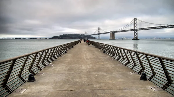 Pier 14 in San Francisco mit der Lorbeerbrücke im Hintergrund — Stockfoto