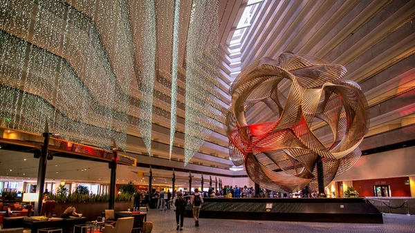Heykel Eclipse Hyatt Regency otel lobisinde. 1973 yılında sanatçı Charles O. Perry tarafından fark bir anodize alüminyum heykel tutulması.
