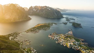 Ünlü üst tepe Reinbringen, Lofoten Adaları ve görünümü üzerinde ünlü balıkçı köyü Reine, Moskenesoya ve Norveç Denizi güzel, Norveç yatay