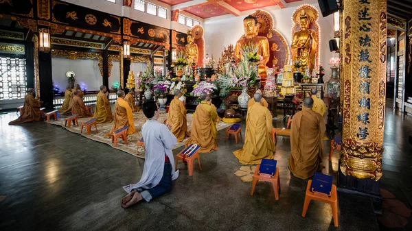 Pessoas orando no templo budista Vinh Nghiem, Vietnã — Fotografia de Stock