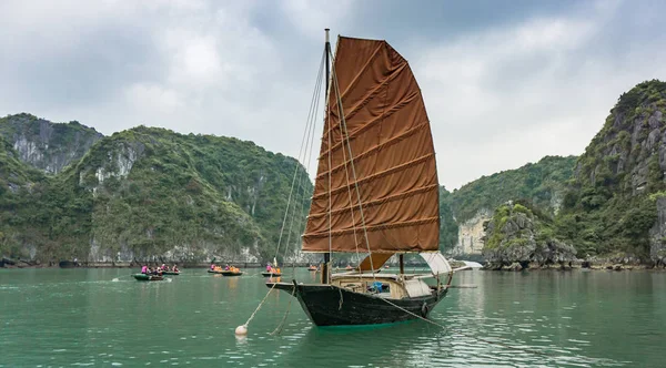 Traditional boat at Halong Bay, Vietnam. Unesco World Heritage Site. Most popular place in Vietnam — Stock Photo, Image