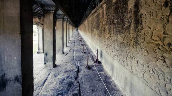 Un pasillo con columnas dentro del Angkor Wat. Angkor Wat es una de las atracciones turísticas más famosas del mundo, ubicada en Camboya. . —  Fotos de Stock