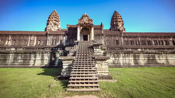 Framifrån av templet Angkor Wat i Kambodja. Angkor Wat är en av de berömda turistattraktion i världen, ligger i Kambodja. — Stockfoto