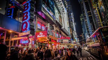 Times Square yakınındaki bölgede gece. Times Square önemli bir ticari kavşak ve Midtown Manhattan, New York City mahallede olduğunu.
