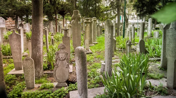 A antiga lápide histórica do sultão otomano no cemitério Eyup, Istambul, Turquia — Fotografia de Stock