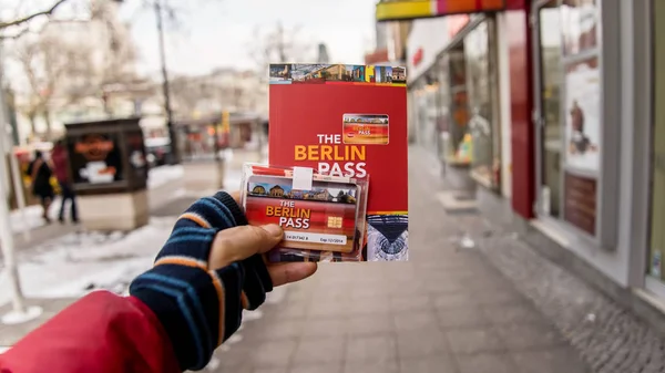 Touristen mit dem berlin pass, dem Sightseeing-Paket für Berlin-Besucher — Stockfoto