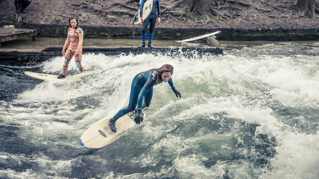 englischer garten surfing