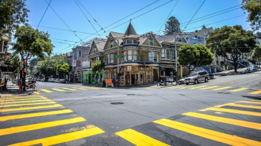 Haight Street 60lardak San Francisco.Haight-Ashbury, 1960'larda hippi hareketinin merkezi olarak rolünü için San Francisco mahalleleri en ünlü biridir