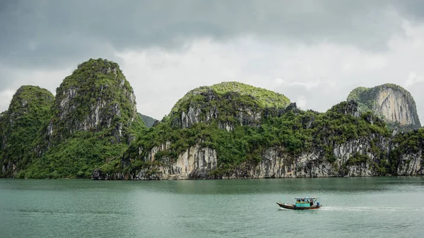 Cruise boat near rock islands in Halong Bay, Vietnam, Southeast Asia — Stock Photo, Image