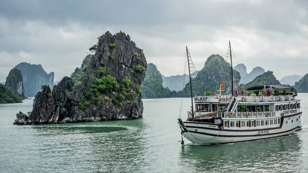 Cruise boat near rock islands in Halong Bay, Vietnam, Southeast Asia — Stock Photo, Image