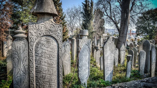 Osmanlı sultan tarihi eski mezar taşına Eyüp mezarlığı — Stok fotoğraf