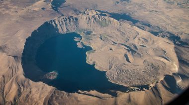Nemrut dagi Bitlis içinde uyuyan bir volkan gibi. Nemrut Gölü caldera yaklaşık yarısını kaplar.