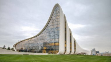 Haydar Aliyev Merkezi Müzesi: Haydar Aliyev Merkezi mimar Zaha Hadid tarafından tasarlanmıştır