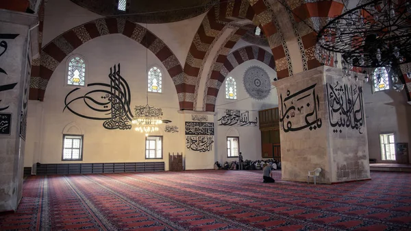 Interior adegan Masjid Agung Turki Ulu Cami. Masjid ini merupakan masjid terpenting di Bursa dan markah tanah bagi arsitektur Utsmaniyah awal yang dibangun pada tahun 1399 — Stok Foto