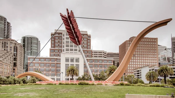 Una escultura parecida al arco y flecha de Cupido está clavada en el suelo junto al Puente de la Bahía del Embarcadero de San Francisco —  Fotos de Stock