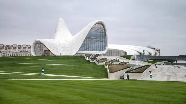 Museo del centro Heydar Aliyev: Centro Haydar Aliyev diseñado por la arquitecta Zaha Hadid — Foto de Stock