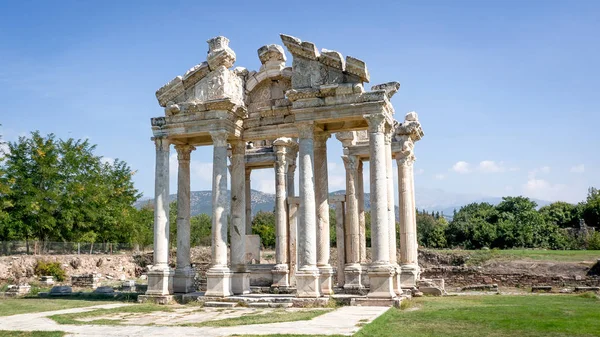 La porta monumentale delle antiche rovine di Afrodisia a Geyre, Aydin — Foto Stock