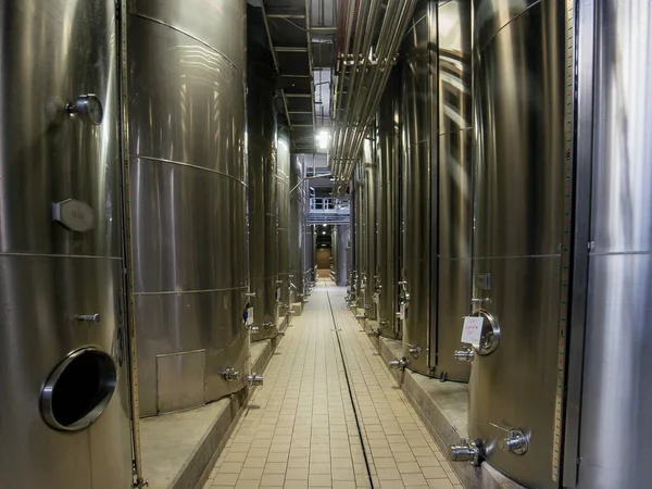 Modern wine factory with large tanks for the fermentation — Stock Photo, Image