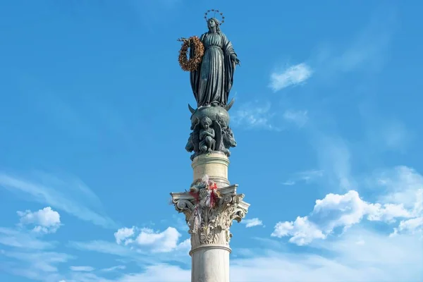 Colonna dell Immacolata Meryem Ana heykeli, Roma, İtalya ile Piazza di Spagna (İspanyolca kare) standları — Stok fotoğraf