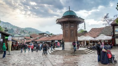 Sebilj ahşap çeşme eski şehir Saraybosna, Bosna Hersek sermaye şehir Bascarsija'da kare