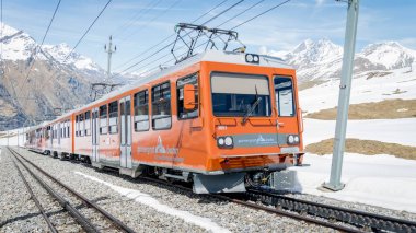 Kırmızı tren Gornergrat istasyonu kadar Zermatt, İsviçre üzerinde tırmanma. Avrupa'nın en yüksek açık hava demiryolu Gornergrat raf demiryolu olduğunu.