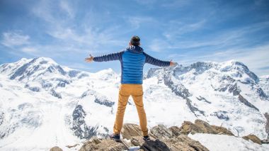 Adam dağ, lider başarılı zafer kavramı tepe üzerinde.