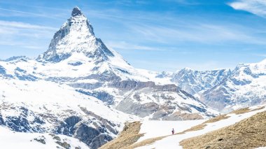 İsviçre 'nin Zermatt şehrinde beyaz kar ve mavi gökyüzü ile Matterhorn Dağı