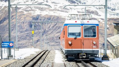 Kırmızı tren Gornergrat istasyonu kadar Zermatt, İsviçre üzerinde tırmanma. Avrupa'nın en yüksek açık hava demiryolu Gornergrat raf demiryolu olduğunu.
