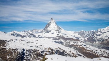 İsviçre 'nin Zermatt şehrinde beyaz kar ve mavi gökyüzü ile Matterhorn Dağı