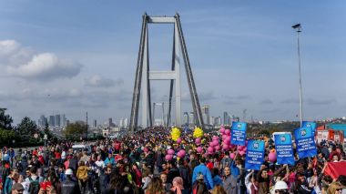 Vodafone Istanbul maraton sırasında köprüyü geçtikten insanlar.