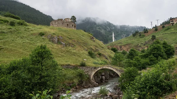 一座拱桥与旧的希腊教堂的尖塔的看法。Giresun-土耳其 — 图库照片