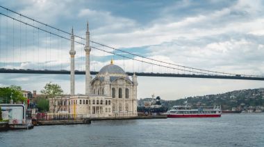 Ortaköy Camii ve Boğaziçi Köprüsü Avrupa ve Asya bağlanma